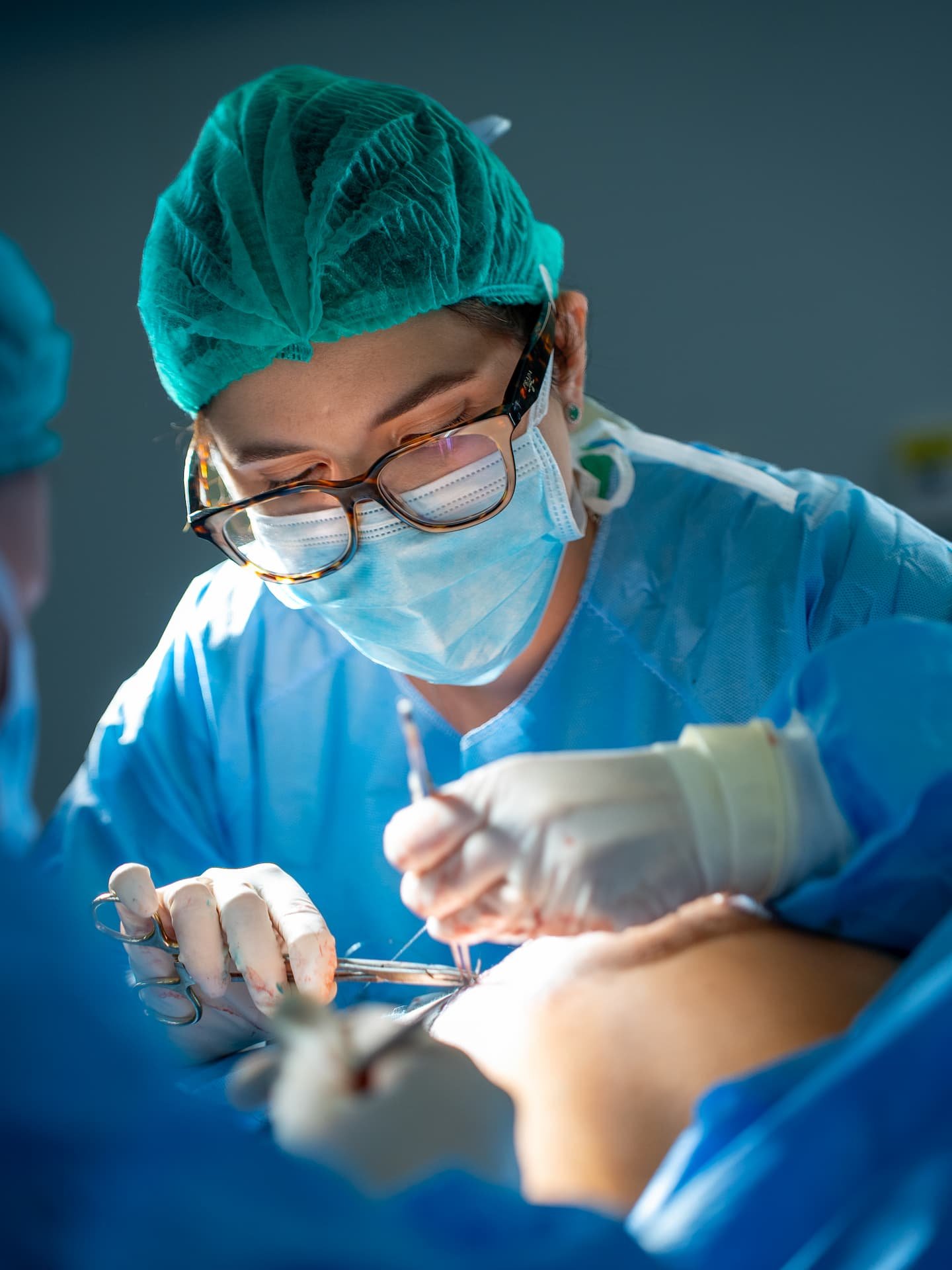 Dra. Márcia Queiroz realizando cirurgia plástica em Niterói