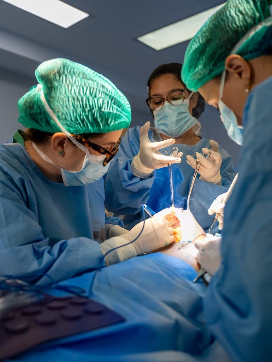 Equipe cirúrgica da Dra. Márcia Queiroz realizando cirurgia plástica em Niterói